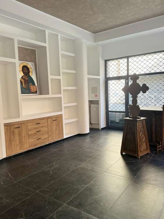 Ambiente con pavimento effetto marmo scuro