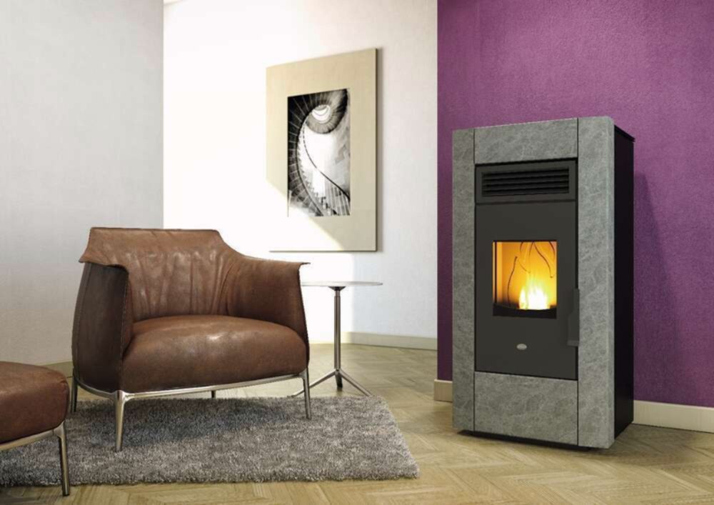 Stufa a pellet con rivestimento in pietra