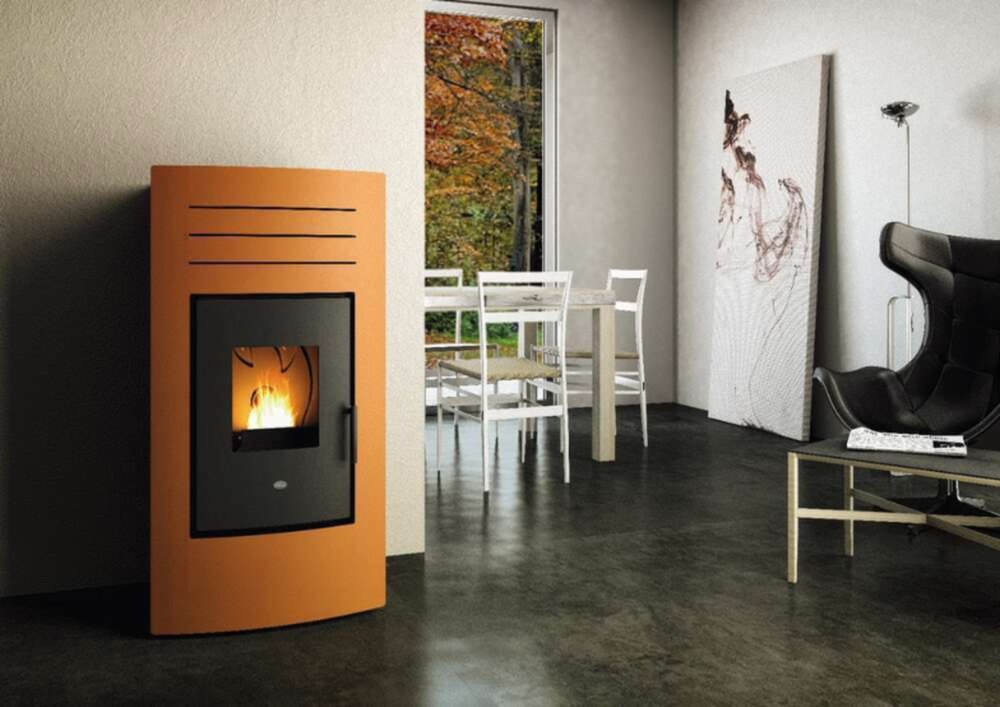 Stufa a pellet arancione in una sala da pranzo