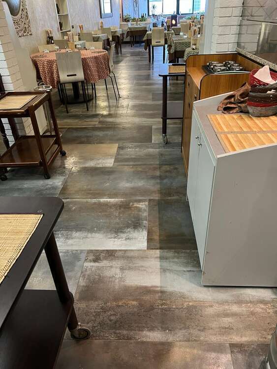 Pavimento effetto legno anticato in una sala ristorante