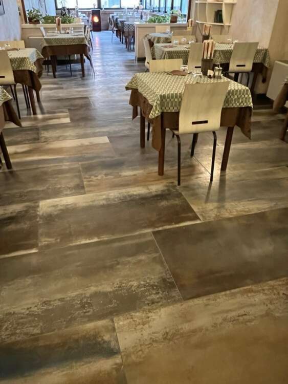 Sala con pavimento effetto legno anticato