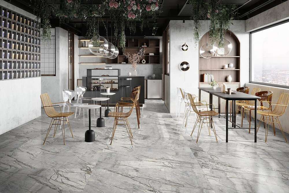 Locale con pavimento effetto marmo chiaro