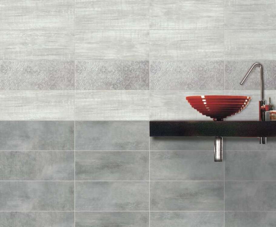Bagno con rivestimento effetto pietra grigia