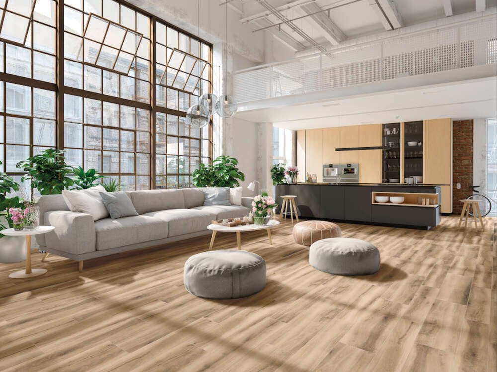 Soggiorno con pavimento in gres effetto legno