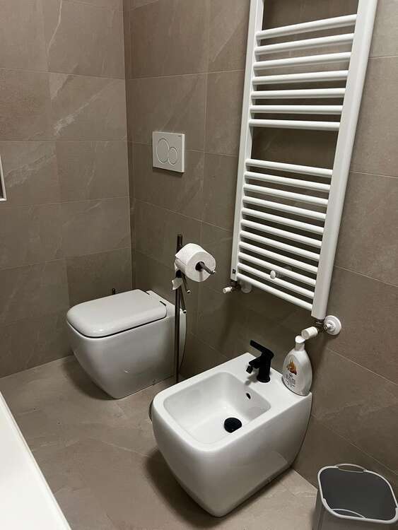 Bagno con rivestimento color tortora