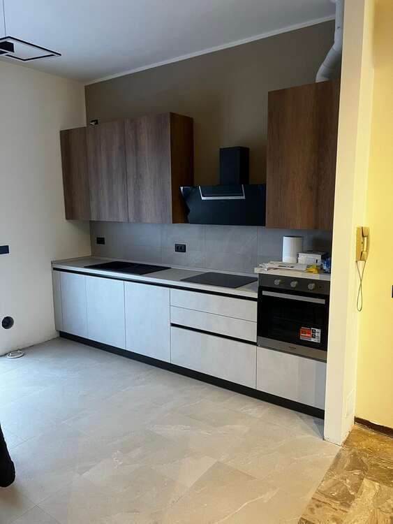 Cucina con pavimento chiaro in gres